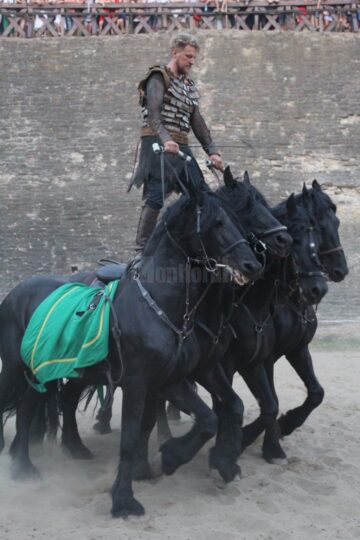 Cascadoriile cu cai, frumoasele surprize ale Festivalului Medieval de la Suceava