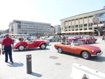 Paradă cu mașini retro încântătoare în centrul Sucevei