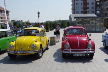 Paradă cu mașini retro încântătoare în centrul Sucevei