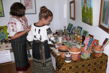 Expoziție cu obiecte realizate de copii