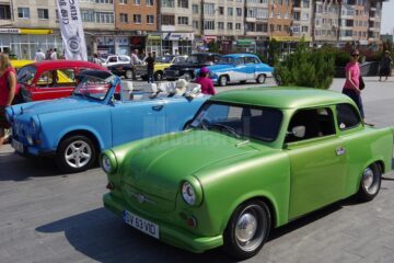 Paradă cu mașini retro încântătoare în centrul Sucevei