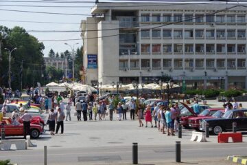 43 de automobile retro au fost expuse ieri pe esplanada centrală