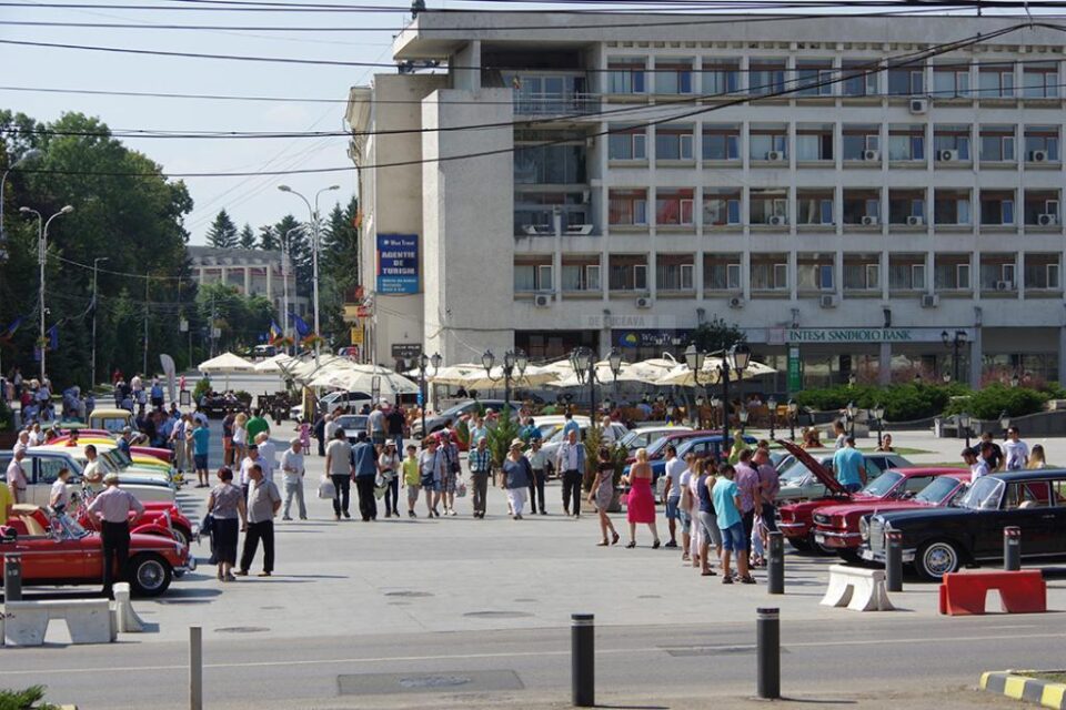 43 de automobile retro au fost expuse ieri pe esplanada centrală