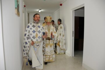 ÎPS Pimen și părintele Gheorghe Saftiuc la sfințirea spitalului nou din Dolhasca