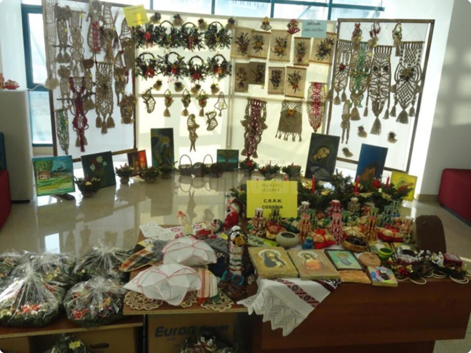 Standul realizat de Centrul Costâna în cadrul unei expoziții organizate de DGASPC Suceava