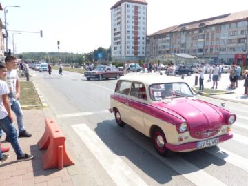 Paradă cu mașini retro încântătoare în centrul Sucevei