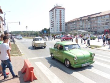 Evenimentul a continuat cu o paradă pe străzile orașului