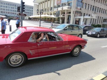 Paradă cu mașini retro încântătoare în centrul Sucevei