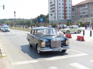 Paradă cu mașini retro încântătoare în centrul Sucevei