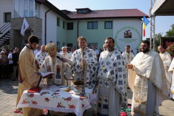 Slujba de sfințire a avut loc în fața noului spital, fiind condusă de ÎPS Pimen
