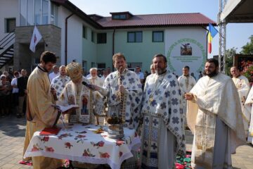 Slujba de sfințire a avut loc în fața noului spital, fiind condusă de ÎPS Pimen