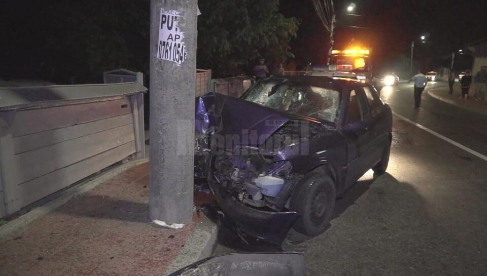 Mașina s-a izbit violent de un stâlp de electricitate