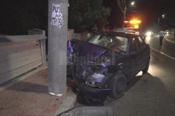 Mașina s-a izbit violent de un stâlp de electricitate