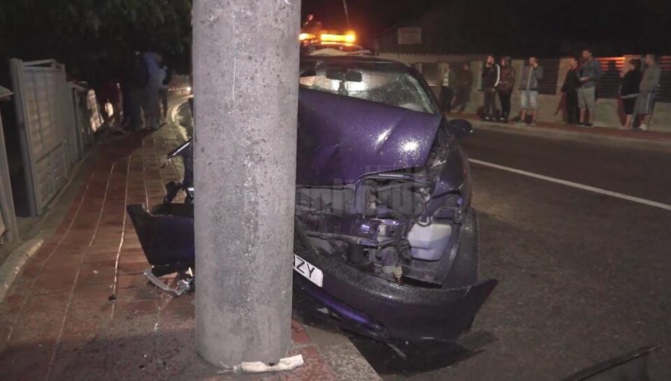 Mașina s-a izbit violent de un stâlp de electricitate