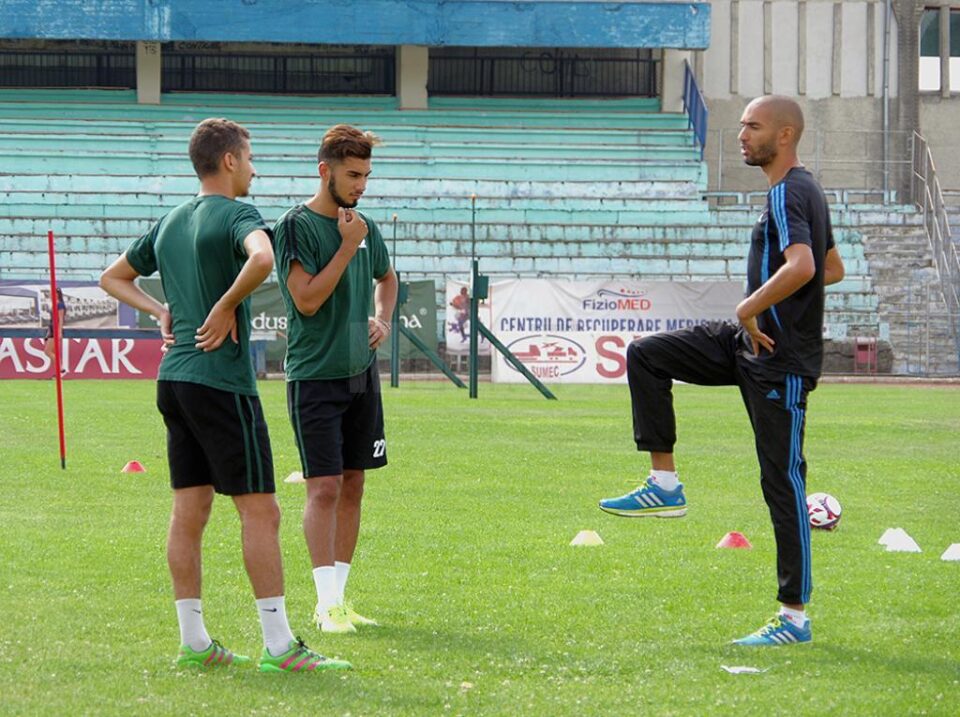 Preparatorul fizic francez Florent Lacasse alături de doi dintre jucătorii străini veniți la Suceava