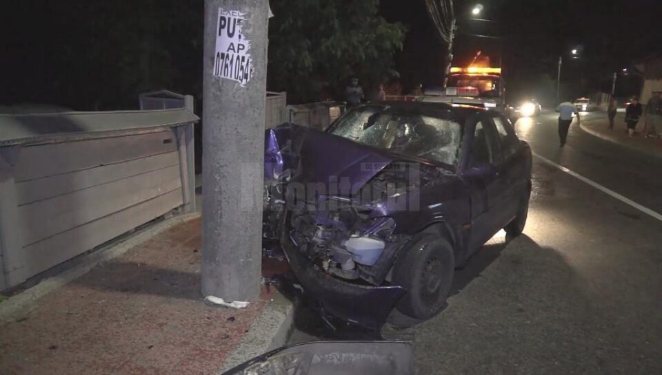 Mașina s-a izbit violent de un stâlp de electricitate