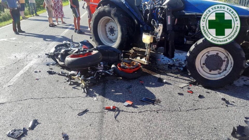 Impactul deosebit de violent dintre motocicleta condusă de sucevean și tractor Foto: veronasera.it