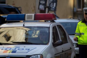 Doi șoferi au fost prinși în trafic fără permise auto și cu mașini neînmatriculate