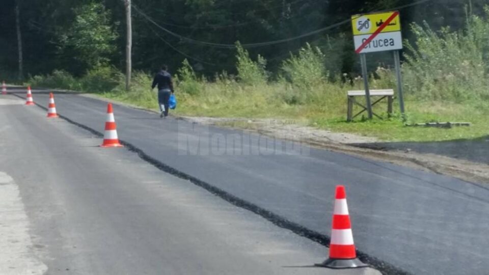 Pe DN 17B au început lucrările de asfaltare pe raza comunei Crucea