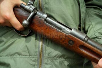 Polițiștii de la Serviciul Arme și procurorul de caz trebuie să stabilească dacă arma a fost folosită în mod legal FOTO radioiasi.ro