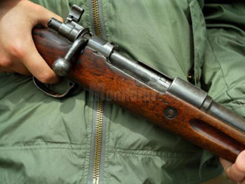Polițiștii de la Serviciul Arme și procurorul de caz trebuie să stabilească dacă arma a fost folosită în mod legal FOTO radioiasi.ro Polițiștii de la Serviciul Arme și procurorul de caz trebuie să stabilească dacă arma a fost folosită în mod legal FOTO radioiasi.ro