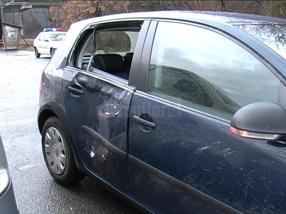 Mașina avea avarii vizibile în partea lateral dreapta spate