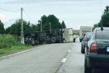 Camionul rasturnat