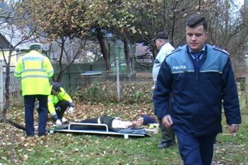 Bătrâna a fost proiectată de pe șosea peste gard, în curtea unei locuințe de pe strada Argestru din Vatra Dornei