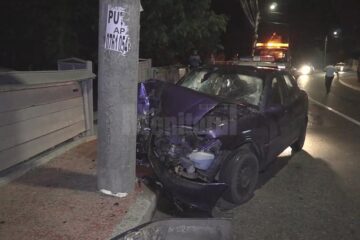 Șoferul a scăpat mașina de sub control într-o curbă, iar aceasta s-a lovit violent de un stâlp de electricitate