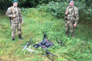 Grănicerii ucraineni au pus la pământ, la propriu, o dronă care era folosită pentru transportul țigărilor de contrabandă