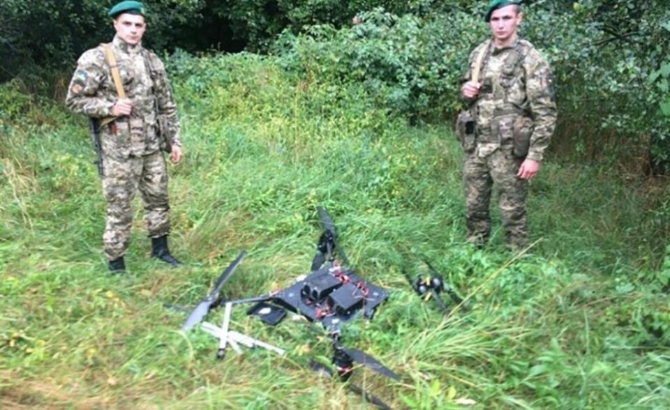Grănicerii ucraineni au pus la pământ, la propriu, o dronă care era folosită pentru transportul țigărilor de contrabandă