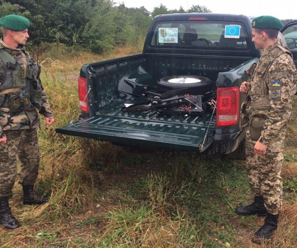 Grănicerii ucraineni au pus la pământ, la propriu, o dronă care era folosită pentru transportul țigărilor de contrabandă