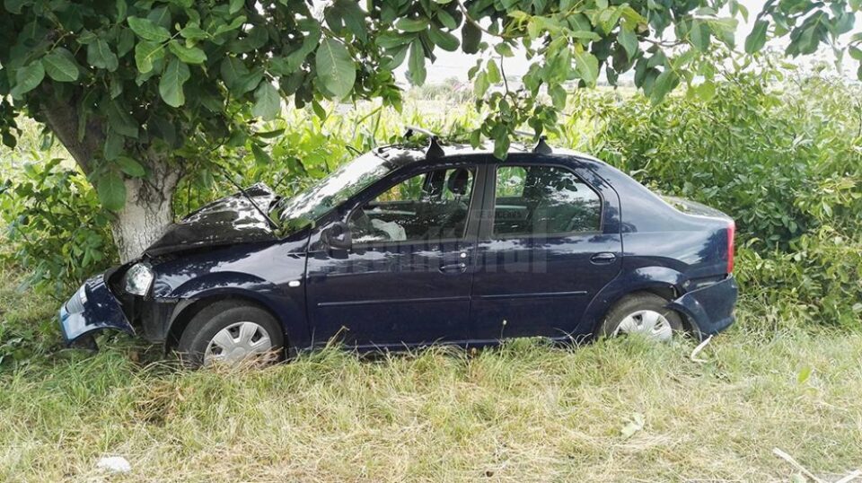 Preotul de 77 de ani a pierdut controlul mașinii și a intrat in coliziune cu doi copaci de pe marginea drumului Preotul de 77 de ani a pierdut controlul mașinii și a intrat in coliziune cu doi copaci de pe marginea drumului