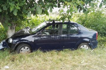 Preotul de 77 de ani a pierdut controlul mașinii și a intrat in coliziune cu doi copaci de pe marginea drumului