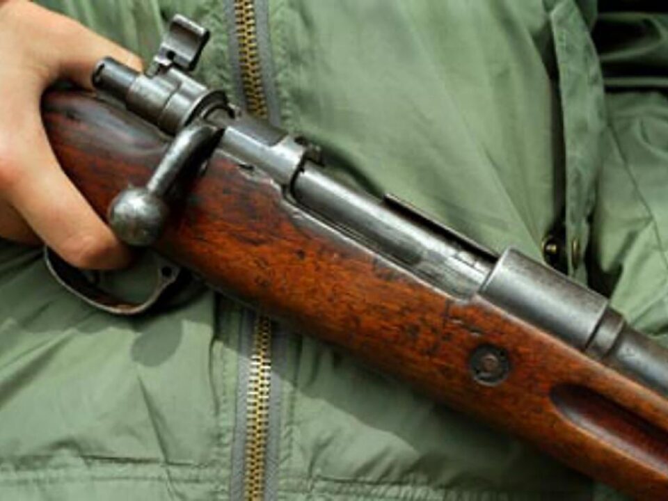 Polițiștii de la Serviciul Arme și procurorul de caz trebuie să stabilească dacă arma a fost folosită în mod legal FOTO radioiasi.ro