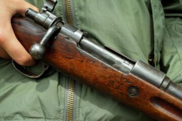 Polițiștii de la Serviciul Arme și procurorul de caz trebuie să stabilească dacă arma a fost folosită în mod legal FOTO radioiasi.ro