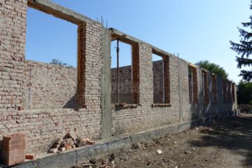 Din vechea școală au rămas câțiva pereți de cărămidă