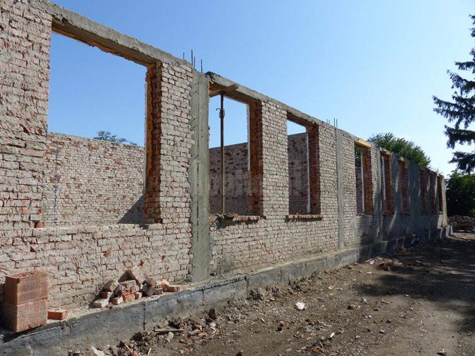 Din vechea școală au rămas câțiva pereți de cărămidă
