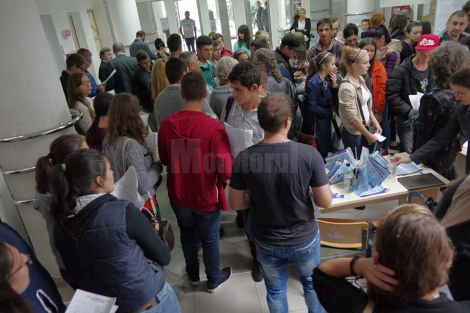 Absolvenții, îndemnați să-și caute locuri de muncă, oferta fiind mult mai bogată decât în alți ani