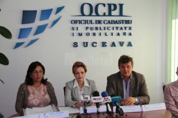 Directorul adjunct al ANCPI (stânga), prefectul județului Suceava și seful Oficiului de Cadastru Suceava