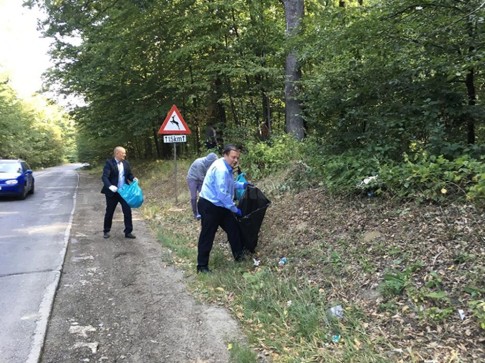 Acțiune de ecologizare a DN 29A, în zona pădurii din Adâncata