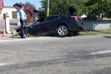 În urma acroșării autoutilitarei, autoturismul BMW a intrat într-un cap de pod