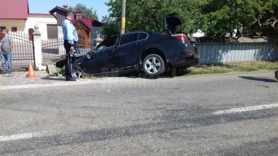 În urma acroșării autoutilitarei, autoturismul BMW a intrat într-un cap de pod