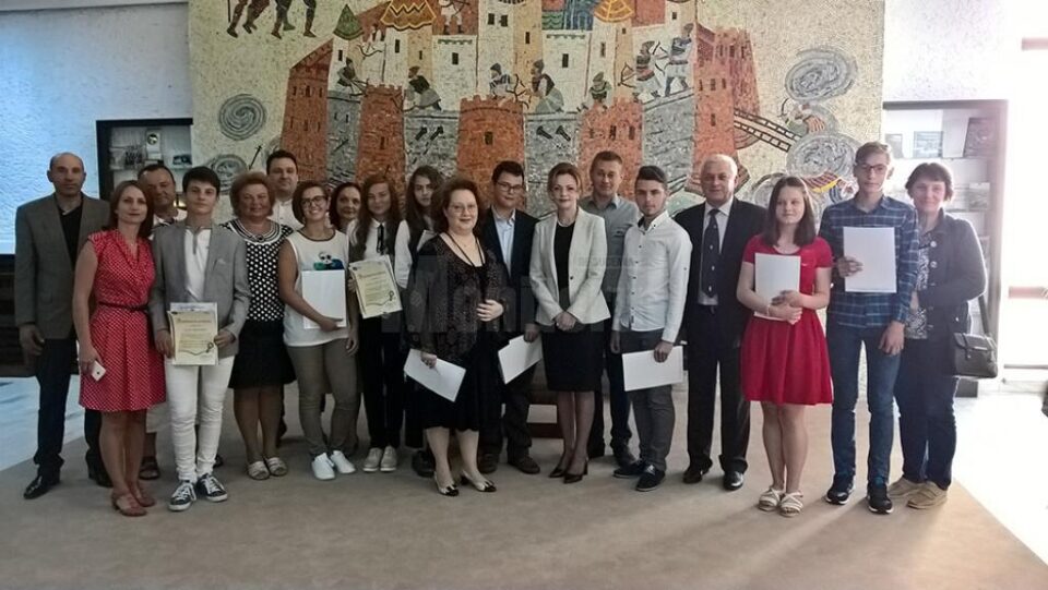 Copiii premiați de Instituția Prefectului-Județul Suceava și de Inspectoratul Școlar Județean împreună cu părinții lor Copiii premiați de Instituția Prefectului-Județul Suceava și de Inspectoratul Școlar Județean împreună cu părinții lor
