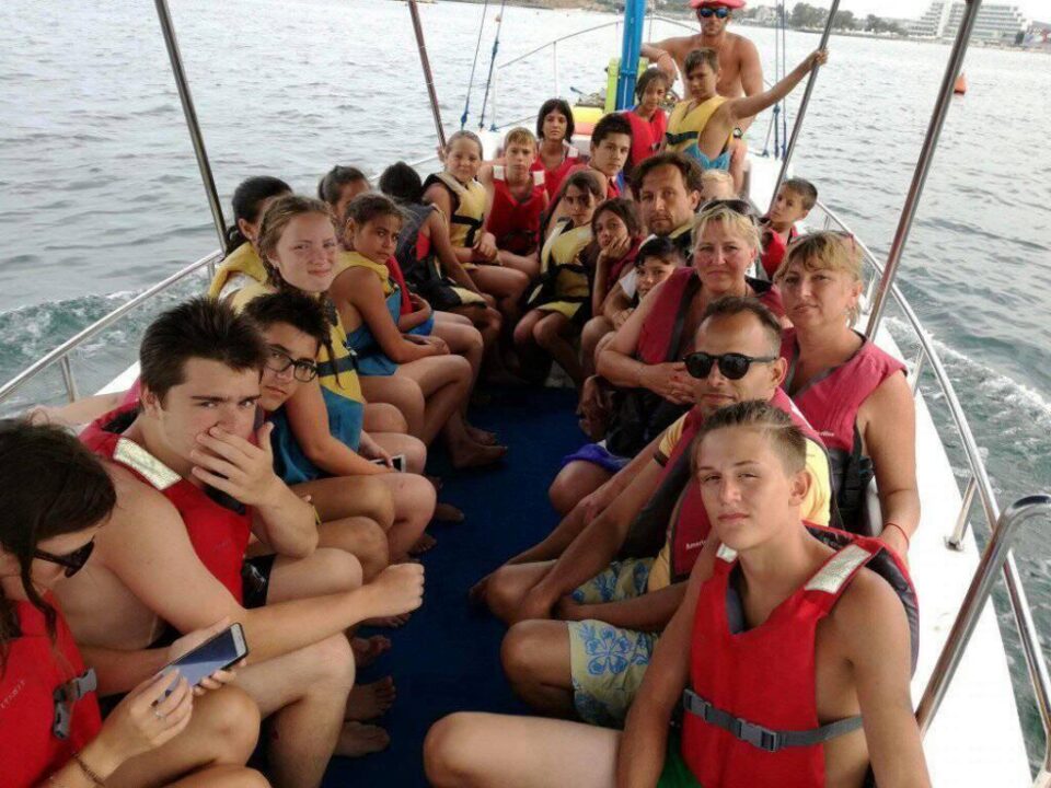 Copii din centre de plasament cu rezultate foarte bune la învățătură, recompensați cu o tabără la mare