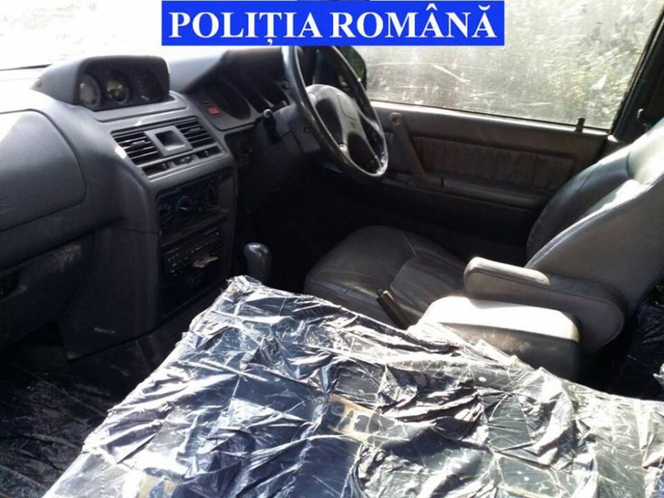 Mașină cu țigări de contrabandă de aproape 50.000 de euro, abandonată pe un drum forestier
