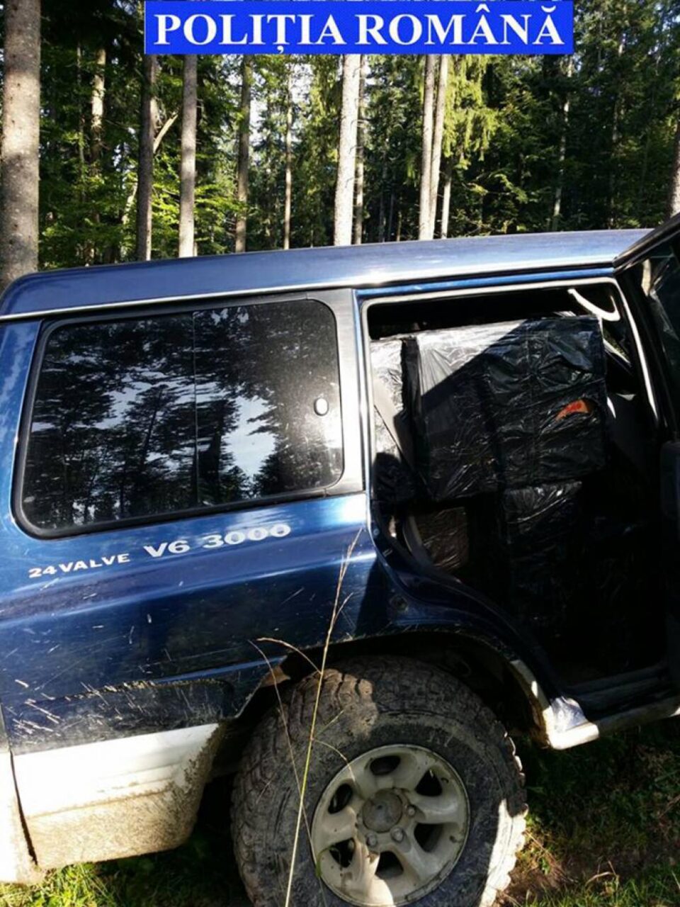 Mașină cu țigări de contrabandă de aproape 50.000 de euro, abandonată pe un drum forestier