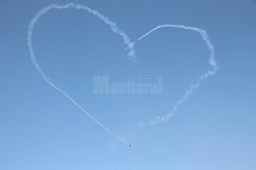 Inima trasata pe cer de componentii echipei nationale de acrobatii aviatice
