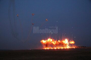 Simularea unei lupte aeriene și spectacolele pirotehnice au încântat publicul sucevean