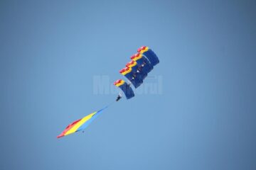 Adevărate momente de virtuozitate și precizie oferite de parașutiștii de la Aeroclubul României